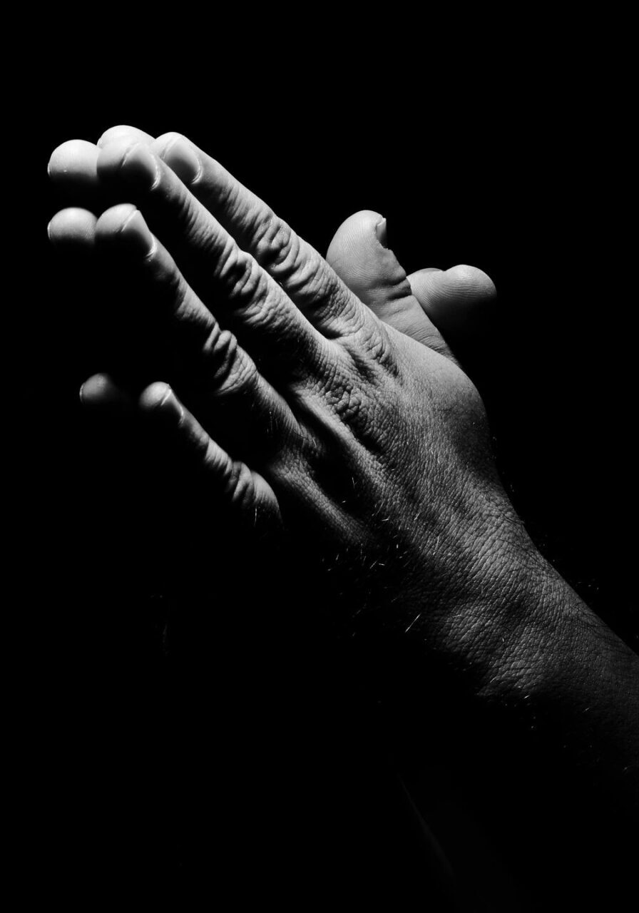 fm=f 96706 A black and white photo of someone 's hands clapping.